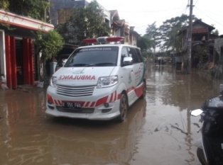 Ambulans Al-Sofwa Bantu Evakuasi Korban Banjir