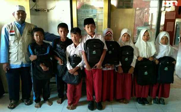 Pembagian 500 Tas Sekolah dan Uang Saku untuk Anak-anak Sekolah di Lombok
