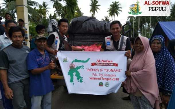 Menyalurkan Bantuan Bahan Pangan di Dusun Satu dan Lima Balaesang